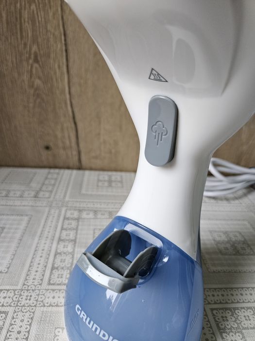 Aparat de calcat vertical ( cu aburi) Grundig