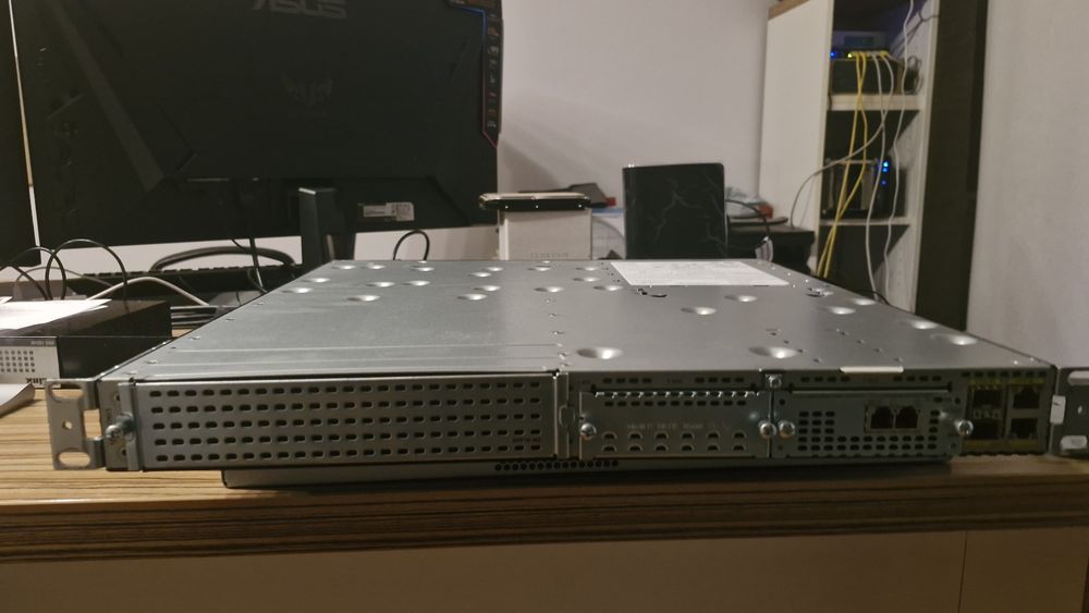 Router Cisco ISR4331 – second hand, funcțional