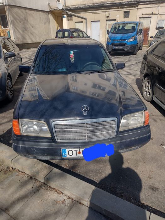 Vând Mercedes C 180