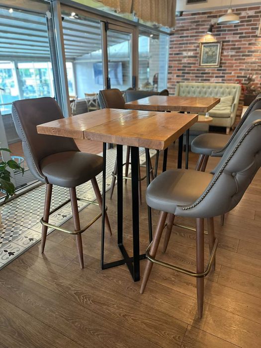 Висока бар маса с плот от масивен дъб