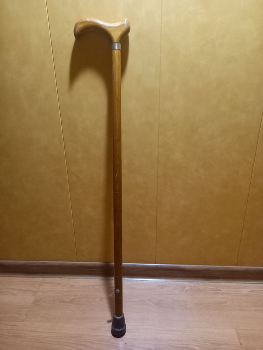 Продам деревянную  трость