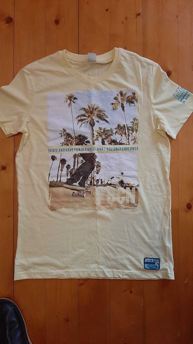 Vând tricouri originale si un maiou!