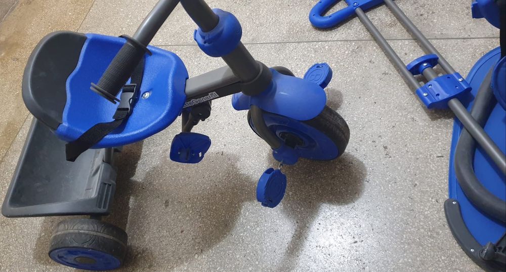 Tricicleta cu pedale si umbrela