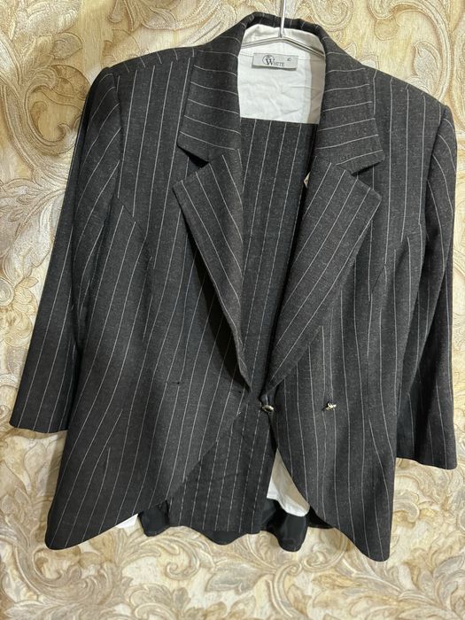 Kostyum-shim rubashkasi bilan troyka