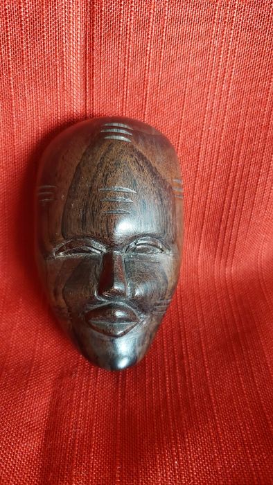 Автентични африкански маски,  статуетки и пана