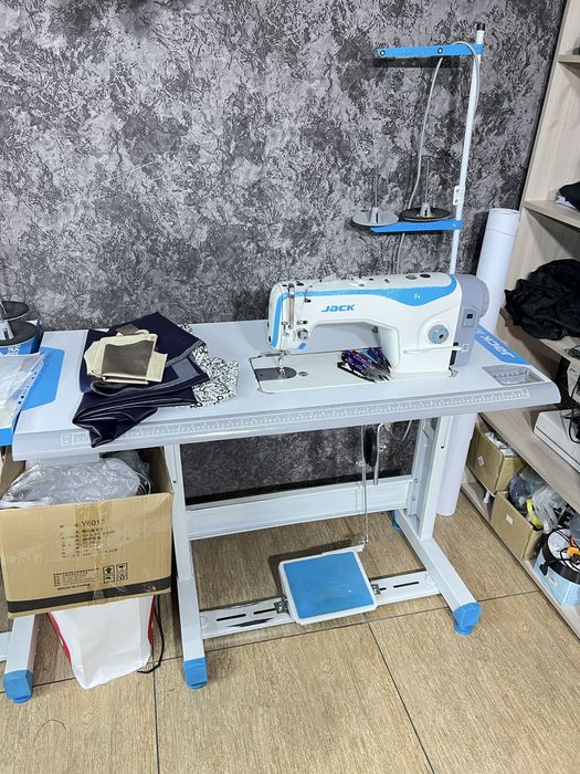 Продам швейную машинку