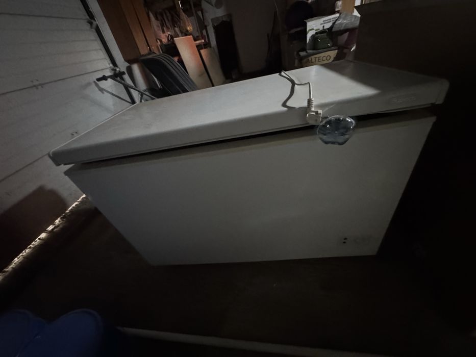 Продам морозильник б/у обьем 330