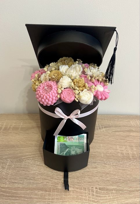 Кутия шапка със свещи за завършване