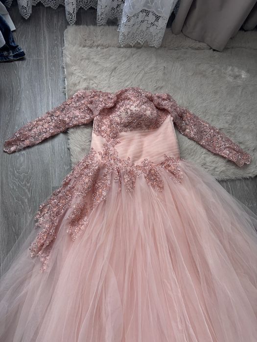 Rochie de seara/eveniment stil prințesă, roz pudrat, cu dantelă și paiete