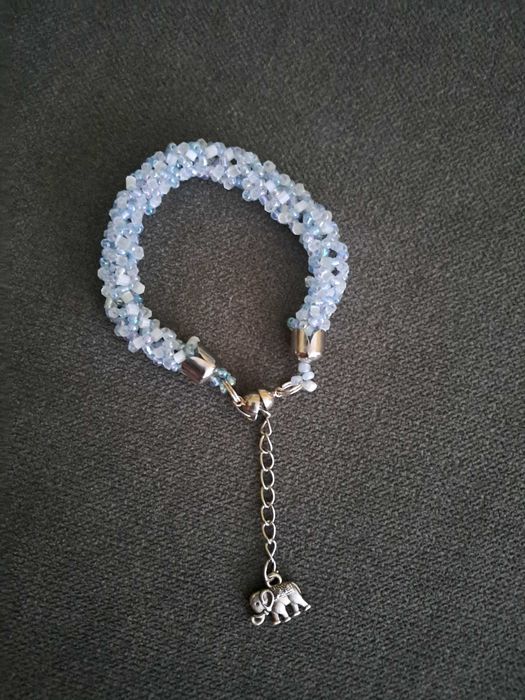 Гривна от сини мъниста с магнитно закопчаване