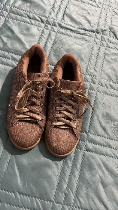 Спортни обувки оранжеви и блестящи