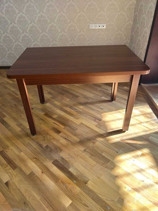 Отличный стол для гостиной орехового цвета