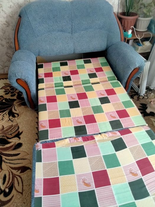 Продам диванчик раскоадной,25 000т