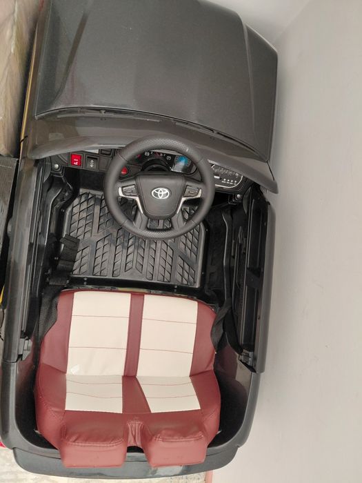 Детская машина на пульте управления