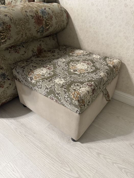 Диван длинный с пуфиком