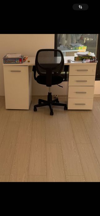 Mobilier: 2 dulapuri,birou,pătuț copil și saltea inclusă