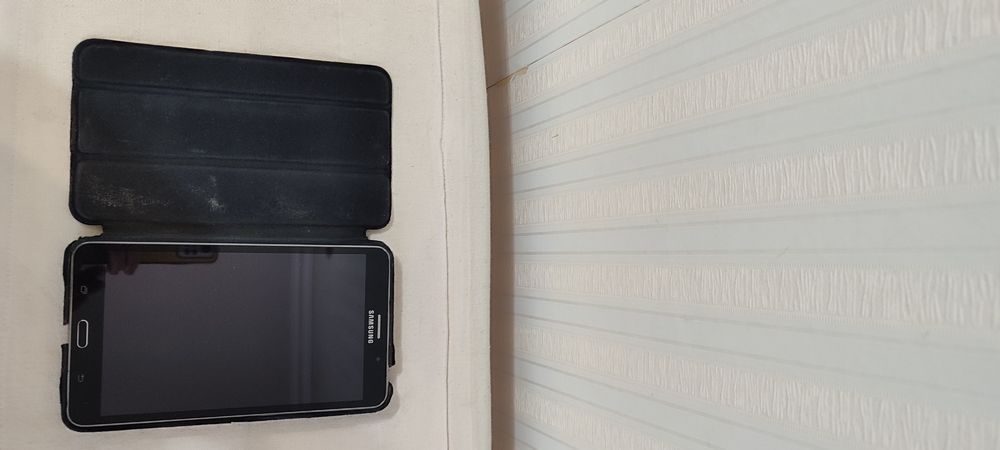 Планшет Самсунг черный с чехлом