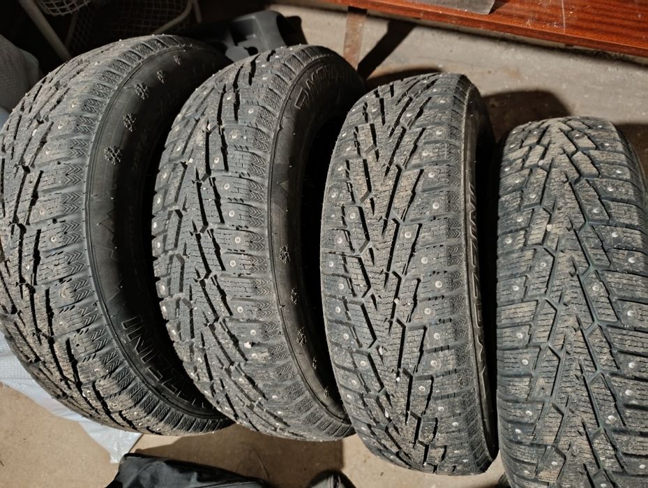 Продам зимние шипованные шины