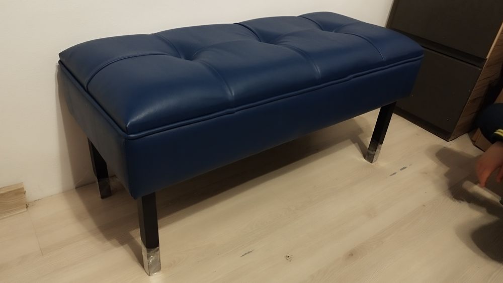 Banca albastră din piele