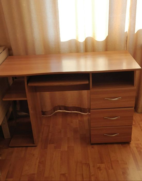 Birou cu sertare, Lems