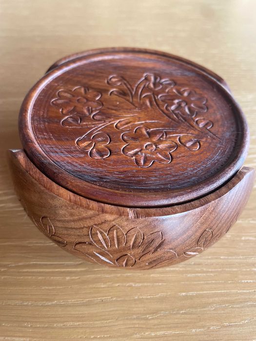 Дървени подложки за чаши, произведени в Индия