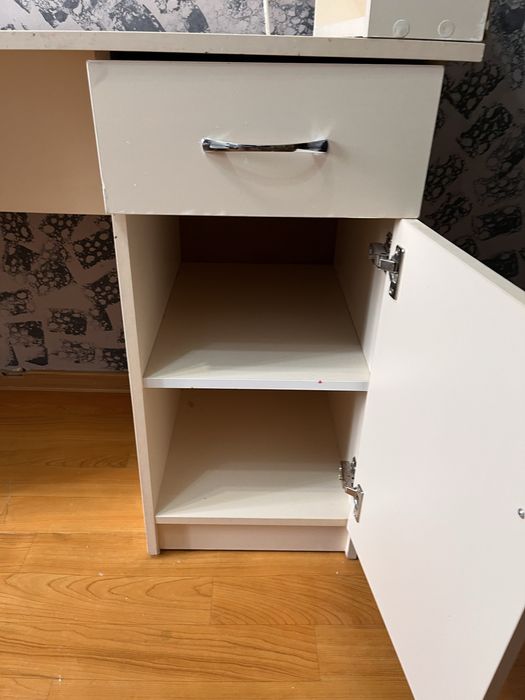 Стол маникюрный в хорошем состояние