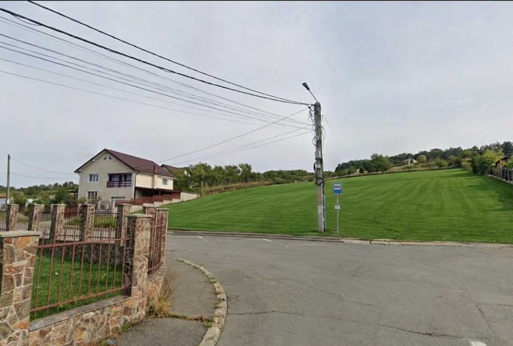 Vand teren pe str. Sarmas la principala 1400mp