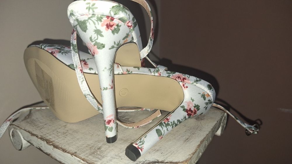 Сатенени обувки на висок ток