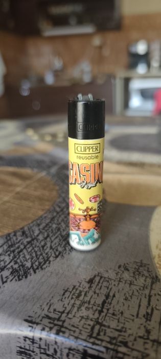 Колекция от 37 оригинални запалки Clipper + подарък дисплей (поставка)
