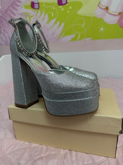 Високи обувки на ток