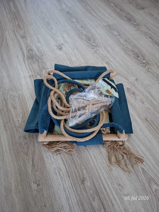 Leagăn handmade pentru copii, din lemn și bumbac, cu pernă