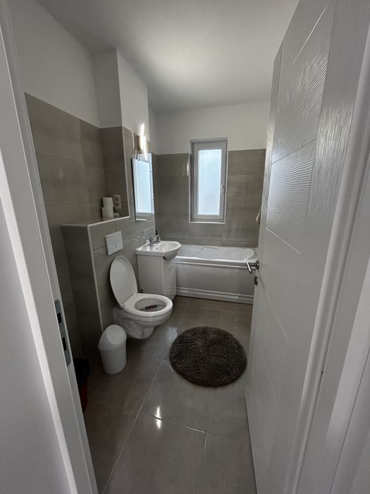 Inchiriez apartament 3 camere 2 bai si loc parcare + terasa