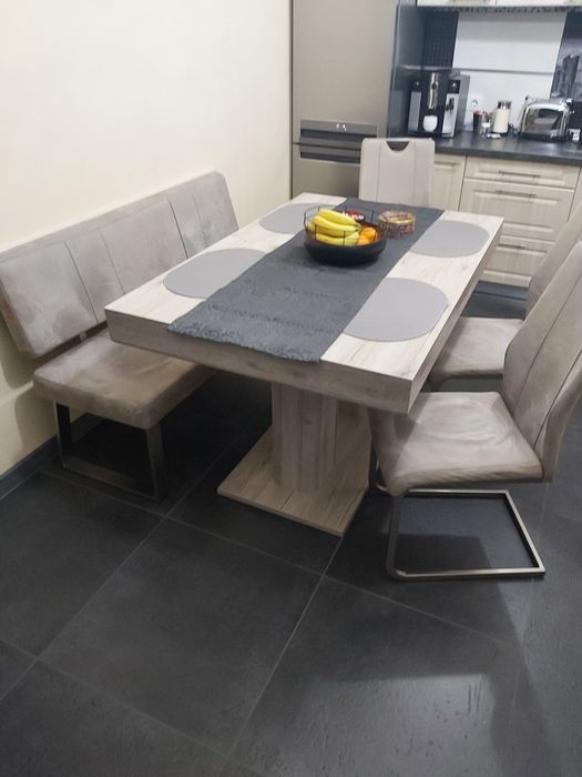 Vând scaune si banca pentru masa bucatarie.