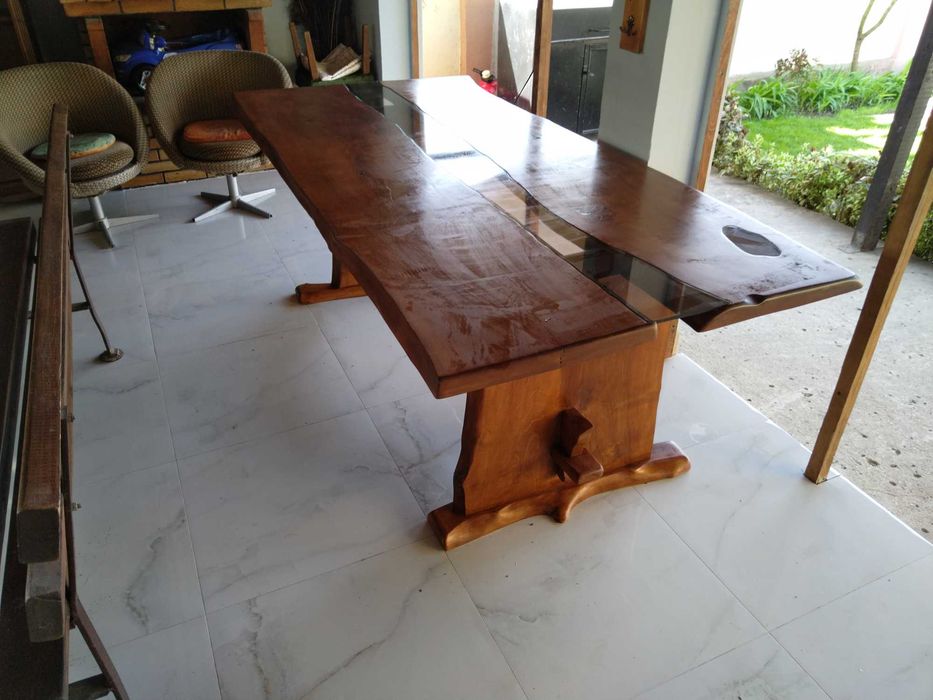 Маса от масив-орех