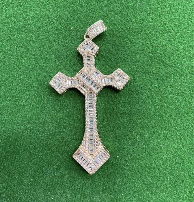 Cruciuliță zirconiu pandantiv iced out auriu argintiu