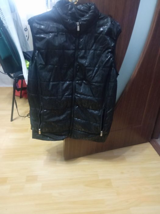 Vesta de culoare neagra
