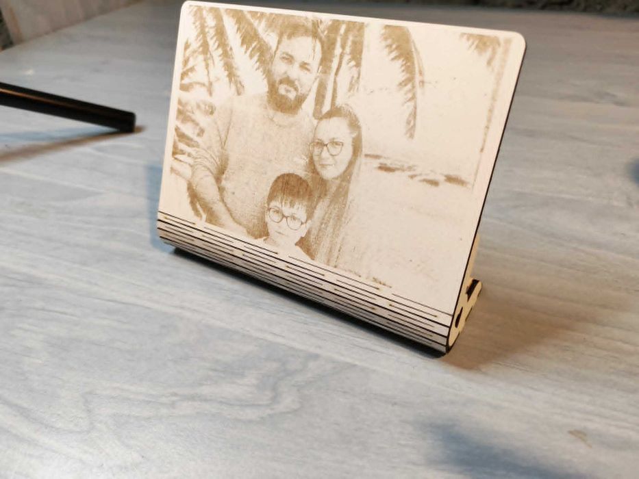 Cadou Inedit: Ramă Foto Personalizată prin Gravură și Tăiere Laser (Lemn)