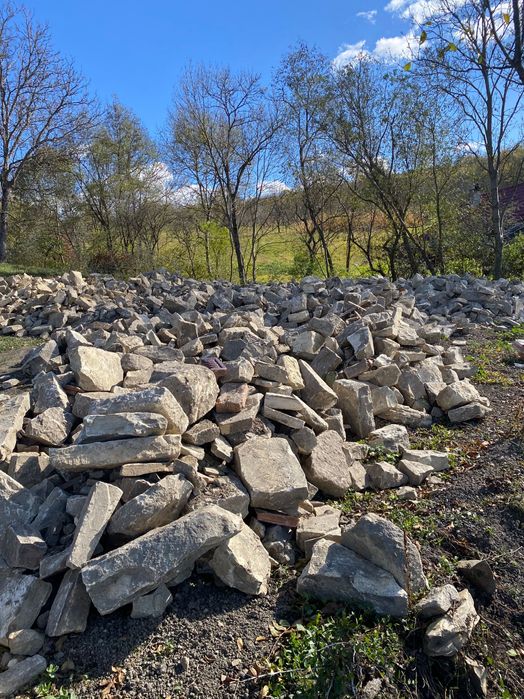 Vând piatră cioplită