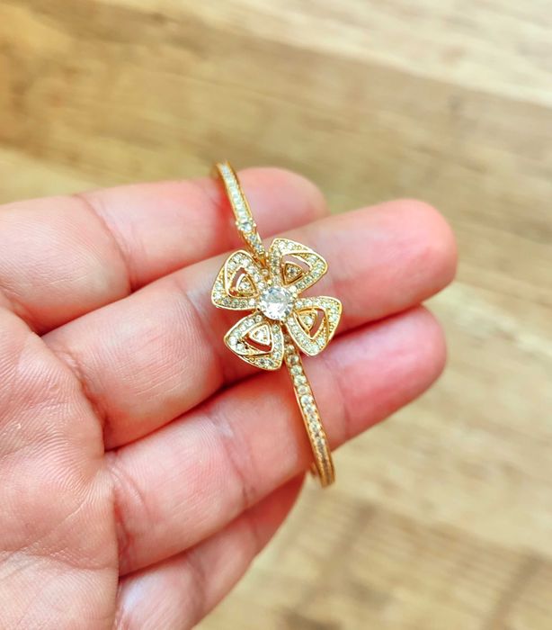 Гривна Bvlgari Fiorever с циркониеви камъни в златист цвят