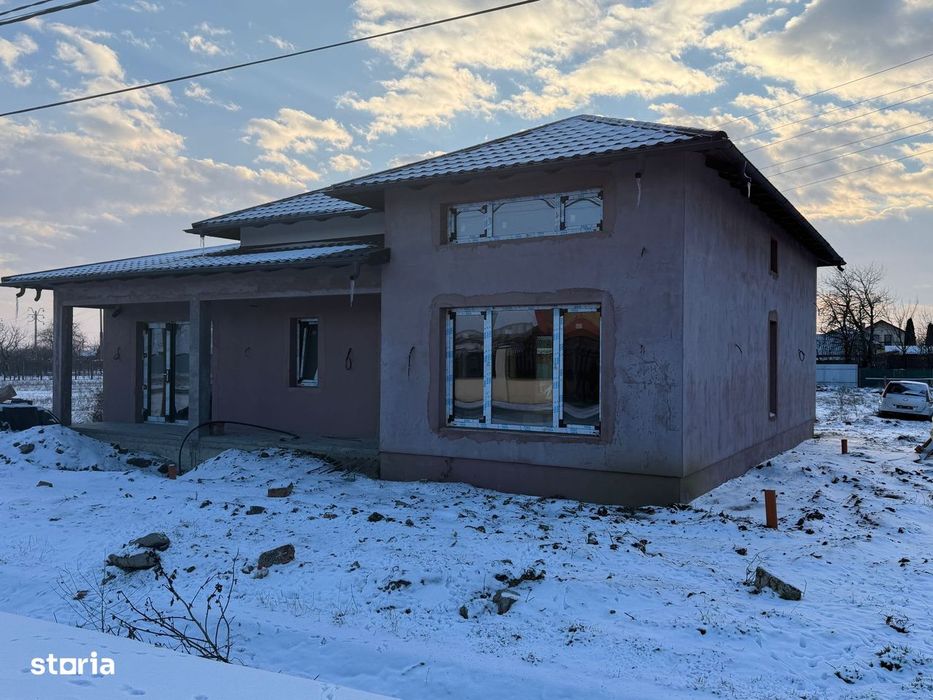 De vanzare casa semifinisata la 5 min de Roman,suprafata teren 1300mp