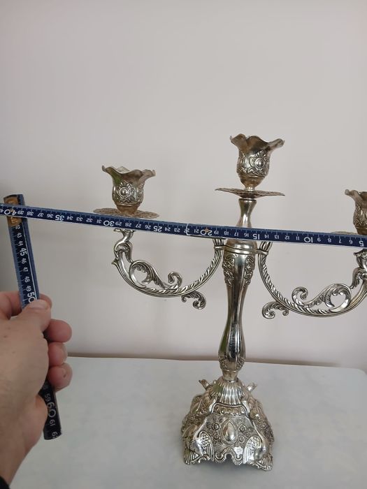 Sfeșnic din metal argintat.