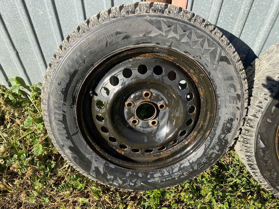 Шины зимние р-215/60/16 на дисках Хундай