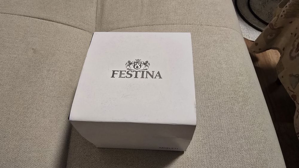Часовник Фестина нов с международна гаранция.