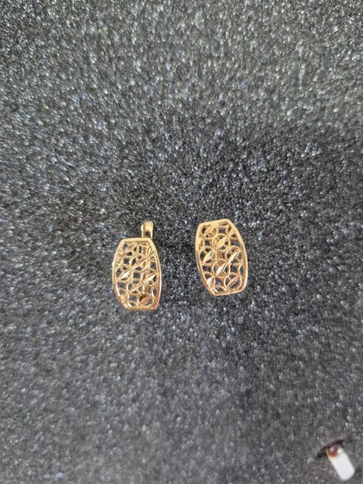 Продаются золотые сережки