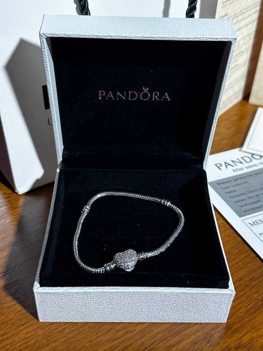 Браслет с сияющей застёжкой в форме сердца PANDORA