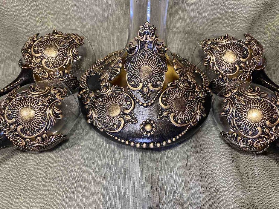 Ръчно декориран сет от 5 части - 4 чаши и декантер в злато