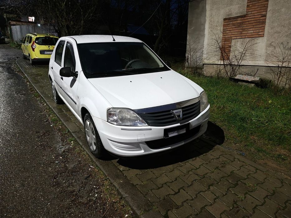 Vând Dacia Logan