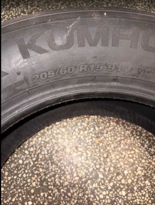 Vand doua anvelope auto Kumho Ecsta HS52 noi 205/60 R15 de vara