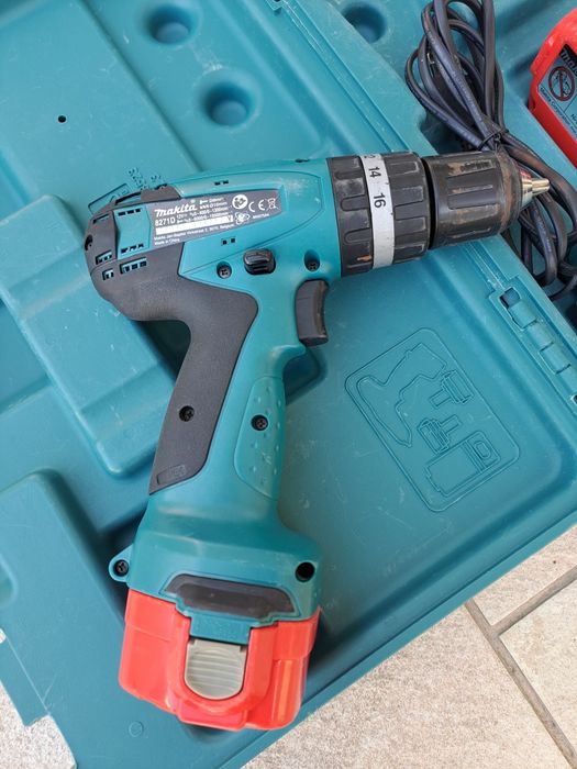 Masina de gaurit Makita 8271D, 2 baterii