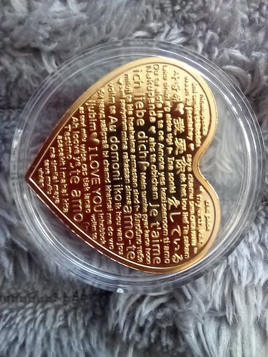 Сувенирна монета с надпис "Обичам те" на 52 езика